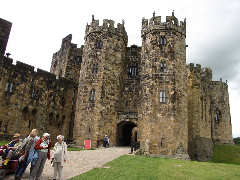 alnwick castle_toegang.jpg - Indrukwekkende torens van Alnwick castle.